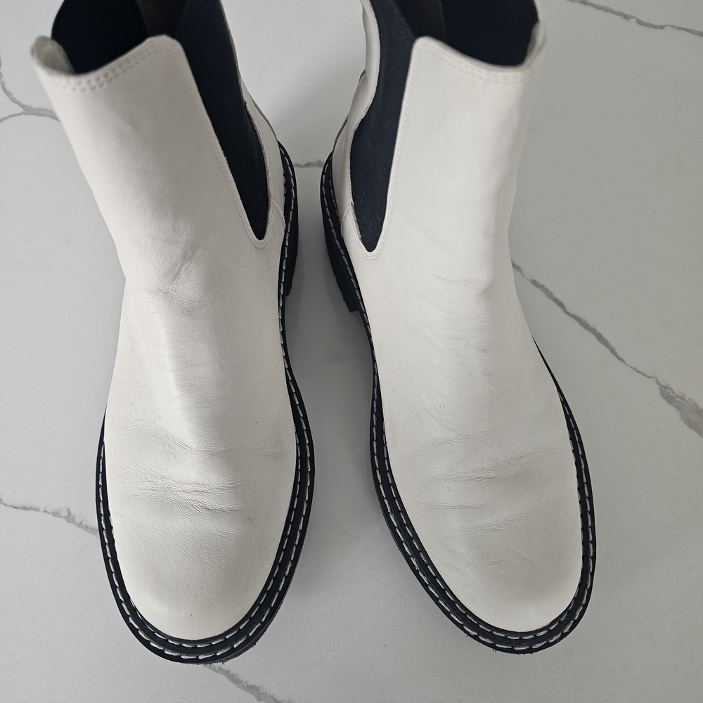 White Ankle Boots With Black Edgy Trim. Super Comfortablr And Like New Conditon